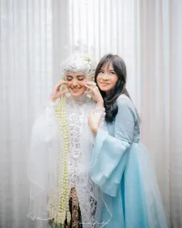 Potret Salshadilla Juwita Terharu di Pernikahan Nadya Mustika, Iis Dahlia Tak Bisa Datang - Pengantin Dipuji Cinderella Oleh Satrio Dewandoro