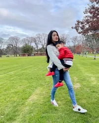 Potret Sandra Dewi Bareng Mikhael, Baby Koala Nggak Mau Lepas - Ungkap Alasan Lebih Sering Bareng Si Bungsu