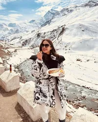 Potret Sara Ali Khan Anak Tiri Kareena Kapoor Liburan di Gunung, Nggak Sok Ngartis - Santai Jajan di Warung