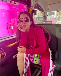 Potret Sara Ali Khan Liburan Bareng Keluarga ke London, Nggak Skip Olahraga Meski Sedang Holiday
