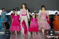 Potret Sarwendah Bersama Thalia dan Thania Turut Memeriahkan Fashion Show Anak Tahunan 
