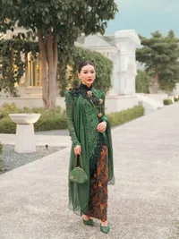 Potret Sarwendah Tampil Cantik Pakai Batik, Anggun Berkelas