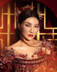 Potret Sarwendah Cantik Merah Merona Jelang Imlek, Bak Ratu China