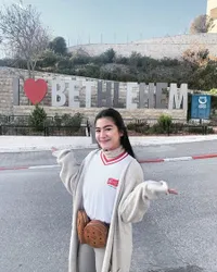 Potret Sederet Selebriti Pilih Rayakan Natal di Luar Negeri, Seru-  seruan Main Salju - Kunjungi Taman Hiburan