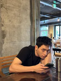Potret Seo Kang Joon Curi Perhatian Lewat Foto Terbaru Pasca Wajib Militer, Ganteng Manis Pakai Kaos Hitam
