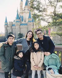 Potret Seru Giring Ajak Istri dan Keempat Anaknya Libur ke Jepang