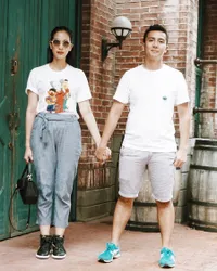 Potret Seru Keluarga Fanny Fabriana di Singapura, Kompak!