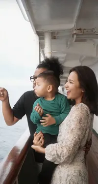 Potret Serunya Arie Kriting dan Indah Permatasari Naik Kapal Pelni,  Pengalaman Pertama Bagi Naka!