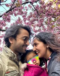 Potret Shaheer Sheikh Liburan ke Jepang, Mulai Perlihatkan Wajah Anak yang Nggemesin Banget