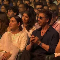 Potret Shahrukh Khan Hadiri Penampilan AbRam Khan di Panggung Sekolah, Gantengnya Bikin Salfok