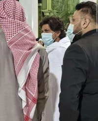 Potret Shahrukh Khan Umrah di Mekkah, Tampan Pakai Baju Ihram - Dapat Pengawalan Khusus