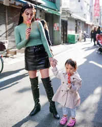 Potret Shandy Aulia Liburan ke Jepang Ajak Claire, Seru Makan Es Krim - Cantik Fashionable
