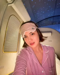 Potret Shandy Aulia Liburan ke Rusia Tampak Fresh dengan Rambut Pendeknya, Makanan di Pesawat First Class Jadi Sorotan