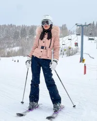 Potret Shandy Aulia Main Salju di Aspen, Belajar Main Ski - Santai Pakai Crop Top Pamer Perut di Tengah Salju