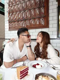 Potret Siti Badriah dan Krisjiana Mesra Bak Pacaran, Ngaku Jadi 'Istri ke-3' di Rumah