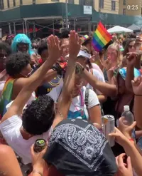 Potret Solena Chaniago di Pride Parade New York, Netizen Sebut Seperti di Neraka - Soroti Keramaian