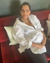 Potret Sonam Kapoor Tampil Tanpa Makeup Kala Hamil Tua, Tetap Cantik Memesona