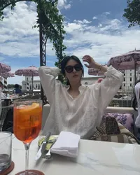 Potret Song Hye Kyo Hangout Santai Kenakan Outfit Casual Usai Hadiri Event Chaumet di Venesia, Italia