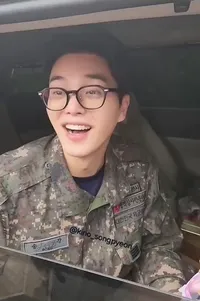 7 Potret Song Kang Resmi Selesai Wajib Militer, Dinantikan Comeback Aktingnya