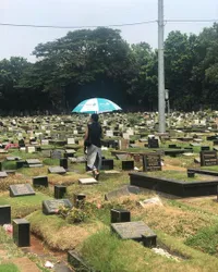 Potret Soraya dan Shahnaz Nyekar ke Makam Marissa Haque, Minta Izin Sebelum Jadi Muse Karya Chiki Fawzi
