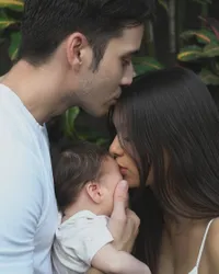 Potret Stefan William Akhirnya Ungkap Putranya, Ria Andrews Bagikan Momen Ketika Hamil dan Melahirkan Noah