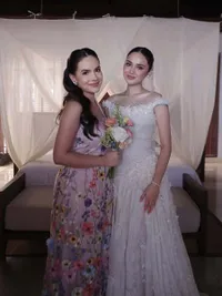 Potret Steffi Zamora di Pesta Resepsi Bali Syifa Hadju & El Rumi, Cantik Keibuan