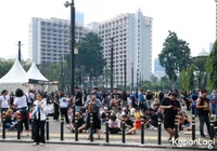 Potret Suasana Jelang Konser Coldplay, Para Penonton Serbu GBK - Ramai Penjual Aksesoris