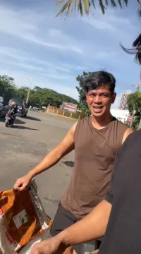 Potret Surya Insomnia Nambal Jalan yang Berlubang, Gak Pamrih - Pakai Kaos Kutang