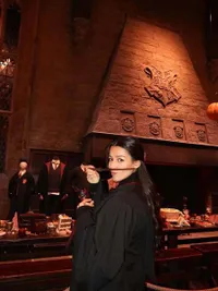 Potret Susan Sameh Babymoon ke Warner Bros, Seru-Seruan Jelajahi Dunia Sihir Harry Potter