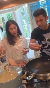 7 Potret Sweet Dian Sastrowardoyo Masak Bareng Suami dan Anak, Kompak