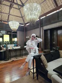 Potret Syahrini & Reino Barack di Bali, Tampil Elegan dan Tradisional Pakai Kain Songket
