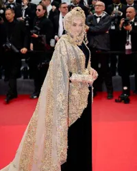 6 Potret Syahrini Kembali Tampil di Red Carpet Cannes Film Festival 2025, Pakai Gaun Hitam Emas dan Headpiece Memukau