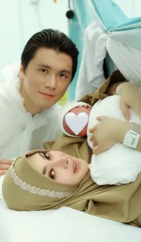 Potret Syahrini Mulai Ungkap Wajah Baby Princess R, Pipi Bulat Menggemaskan - Tangan Syahrini Masih Bengkak