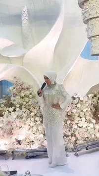 Potret Syahrini Nyanyi 'Seperti Itu' dengan Manja, Ganti Lirik 'Resiko Punya Istri Cantik'