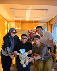 Potret Syahrini Rayakan Tahun Baru Bareng Keluarga, Baby R Jadi Sorotan - Gemoy Gemes Abis