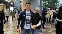 Potret Syahrini Temani Reino Barack Nonton Konser Oasis di Jepang