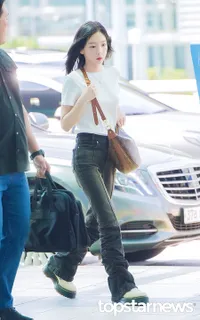 Potret Taeyeon Girls Generation Berangkat dari Bandara Incheon ke Jakarta untuk Konser Besok, Cantiknya Bikin Silau!
