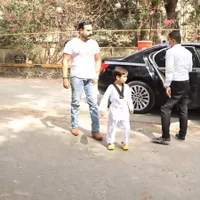 Potret Taimur Ali Khan Dapat Sabuk Kuning Taekwondo, Kareena dan Saif Antar Ujian dengan Bahagia
