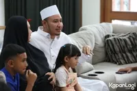 Potret Tangis Haru Kartika Putri Sebut Habib Usman Badalkan Haji Almarhumah Mama: Biar Allah yang Membalas