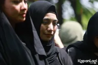 Potret Tangis Haru Siti KDI Saat Melihat Prosesi Pemakaman Ibunya, Air Mata Pilu Tak Terbendung