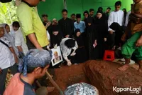 Potret Tangis Kesha Ratuliu Pecah di Pemakaman Ayah Monda Ratuliu, Kehilangan Opa Tersayang