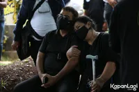 Potret Tangisan Harvey Malaiholo yang Pecah Saat Ibundanya Dimakamkan, Berduka Kehilangan Orang Tersayang Selamanya