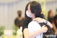 Potret Tangisan Verlita Evelyn di Rumah Duka Tempat Persemayaman Carlo Saba, Sedih Kehilangan Kakak Ipar