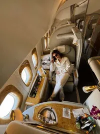 Potret Tasya Farasya Pulang dari Dubai Naik Pesawat First Class, Sampai Rumah Disambut Anak-Anak