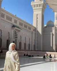 Potret Tata Cahyani Umrah di Tanah Suci, Ditegur Netizen Karena Letakkan Al Quran di Lantai