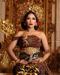 Potret Tata Janeeta dan Brontoseno Pakai Baju Adat Bali bak Prewedding, Makin Lengket Tak Terpisahkan