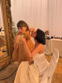 7 Potret Taylor Swift Dampingi Selena Gomez Sebelum Acara Pernikahan, Saling Beri Dukungan - Bersahabat Hampir 20 Tahun