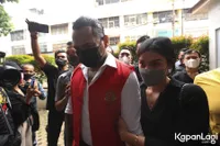 Potret Tegar Jerinx SID Hadapi Vonis Hakim, Nora Tak Bisa Tahan Air Mata - Peluk Cium Haru Usai Sidang