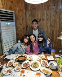 Potret Terbaru Atiek CB Reuni Bareng Ronny Sianturi, Mantan Suami Istri Tetap Akur - Saling Kecup Pipi Mesra