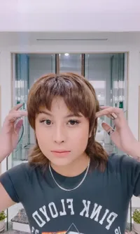 Potret Terbaru Awkarin dengan Rambut Undercut Mullet, Gayanya Makin Edgy dan Keren Banget!